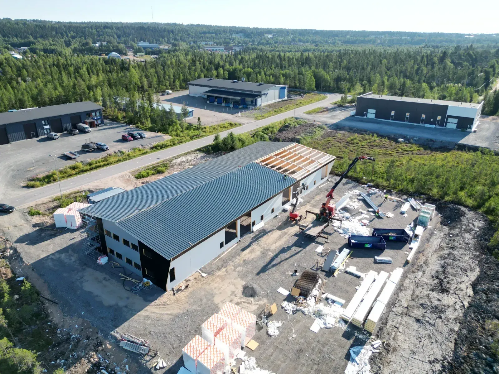 Hallitoimitilan kattoa asennetaan rakennusvaiheessa